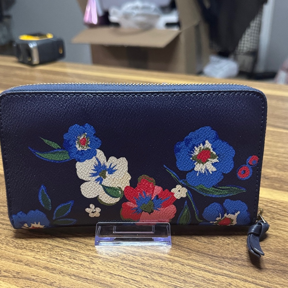 Tory Burch Dark Blue Floral Zip Wallet - Picture 2 of 8